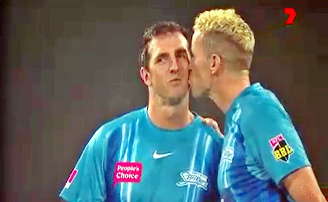 Peter Siddle Kisses Adelaide Strikers Teammate Daniel Worrall On Cheek - Sakshi