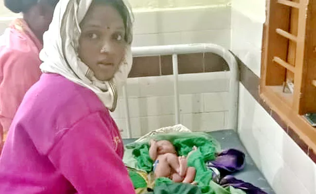 Tribal Woman Gives Birth In Auto In Adilabad Due To lack Of Ambulance - Sakshi