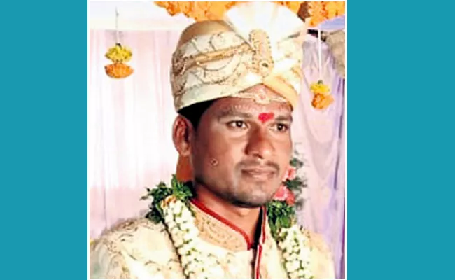 Man Two Marriage Mystery In Mahabubnagar - Sakshi