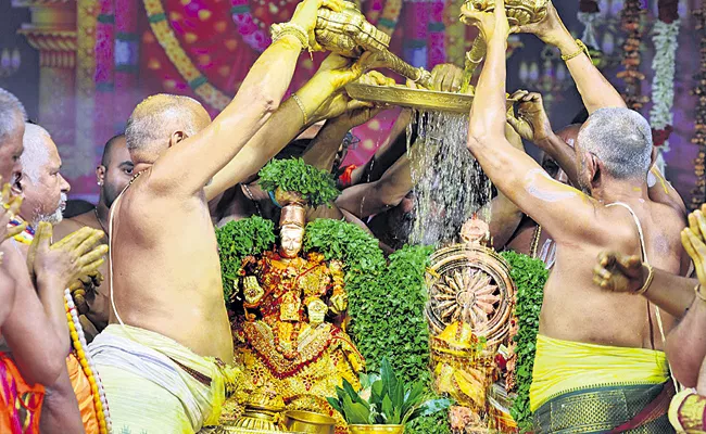 Tiruchanuru Padmavathi Ammavari Karthika brahmotsavalu finished - Sakshi