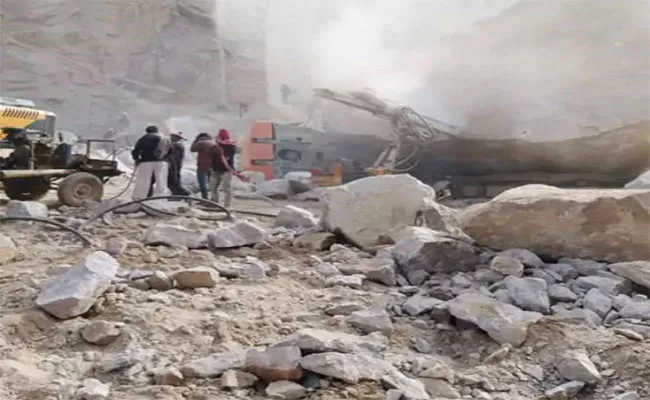 Landslide In Mining Zone In Haryana 2 Killed Several Workers Trapped - sakshi - Sakshi