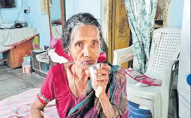 Sugunamma From Nalgonda Surviving Only Drinking Tea For 30 Years - Sakshi