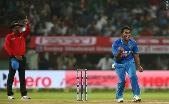 Jayant Yadav to stay back for ODIs after Washington Sundar - Sakshi