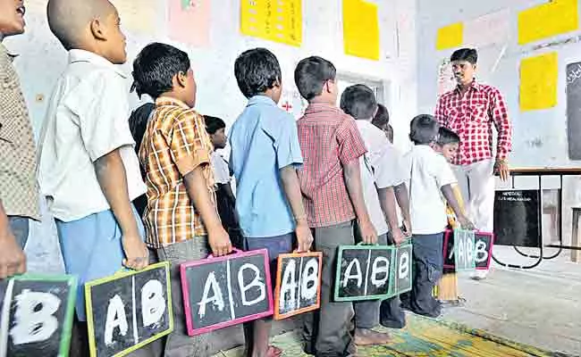 Telangana To Introduce English Medium In Govt Schools From Next Academic Year - Sakshi
