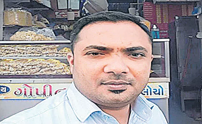 Khaman seller from Surat gets PETA Award - Sakshi