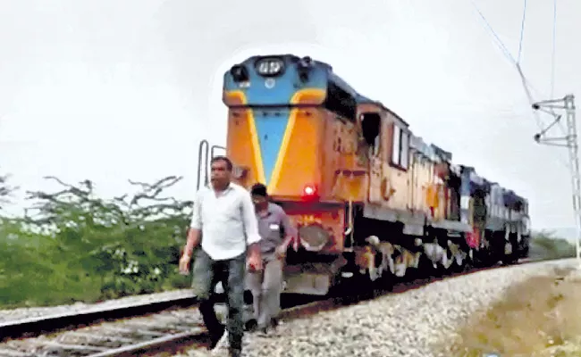 Broken link between Train engine and bogie - Sakshi