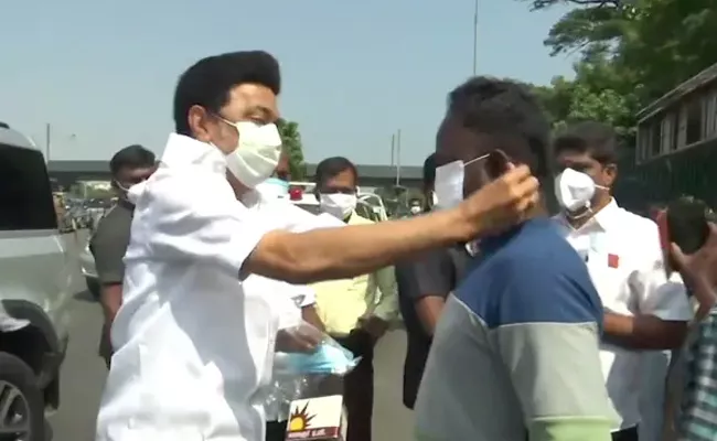 MK Stalin Stops Car, Distributes Masks To Violators In Chennai - Sakshi