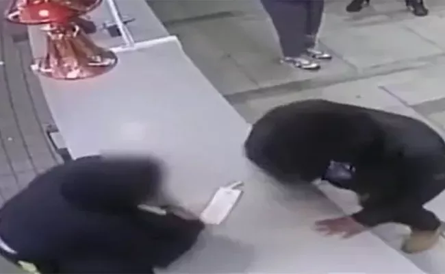 Two Men Attacking Burger King Employee In New york - Sakshi