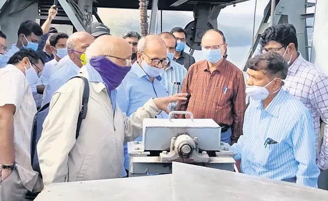 CWC Officials Appreciates Srisailam Project Gates Maintenance - Sakshi