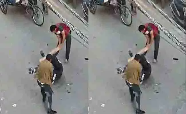 Viral Video: Family Attacks Relatives With Sticks Over Property Dispute in Delhi - Sakshi