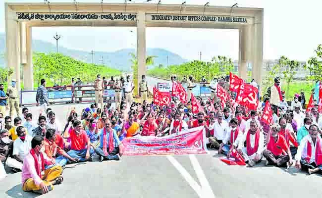 Double Bedroom House Applicants Protest Against Sircilla Collector Office - Sakshi