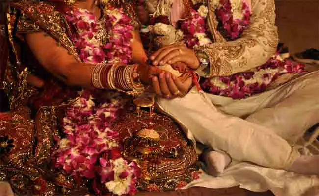 Family Deceased Over Daughter Love Marriage in Chennai - Sakshi