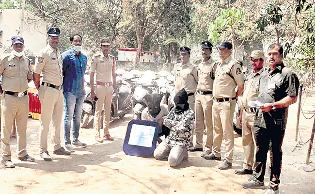 Shah Inayat Gunj Police Crime Team Nabs Gang Of Two-wheeler Thieves - Sakshi