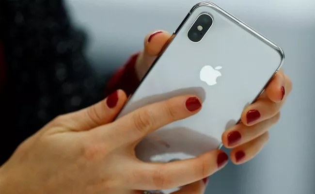 Apple To Lose 3m In Iphone Sales Daily After Russia Pull Out - Sakshi