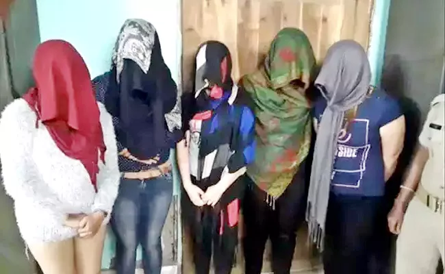 Five Arrested In Prostitution Case In Visakhapatnam - Sakshi