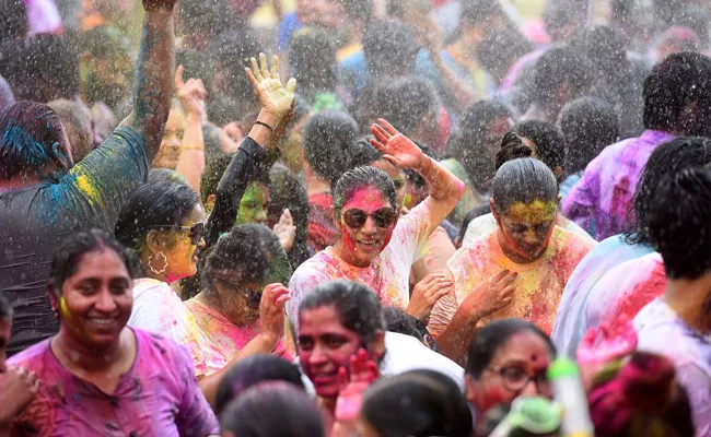 Holi Sales Up 30percent This Year Rs 20,000 Crore Business Says Cait - Sakshi