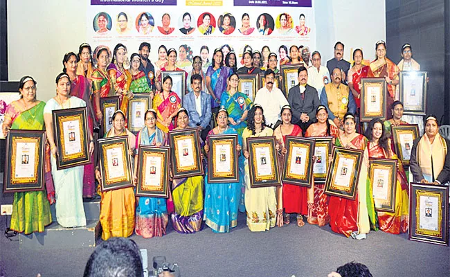 Vishwaguru World Records Awards 2022: Queen Of The Nation Awards - Sakshi