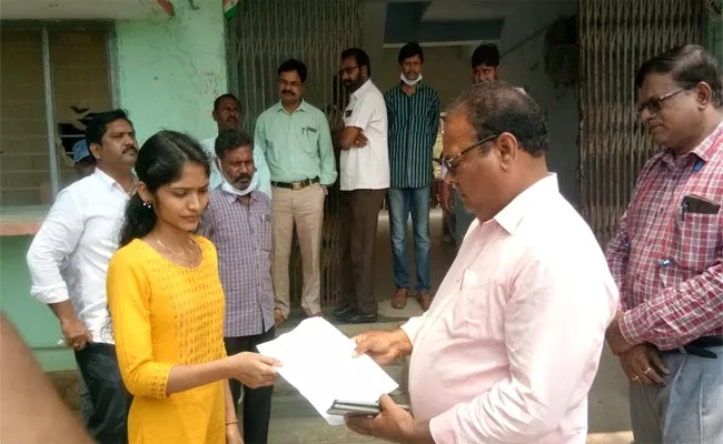 Lady Doctor Resigns For Staff Behaviour Telangana - Sakshi