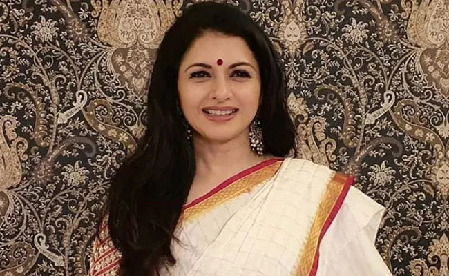 Actress Bhagyashree Shocking Comments On Bollywood In a Interview - Sakshi