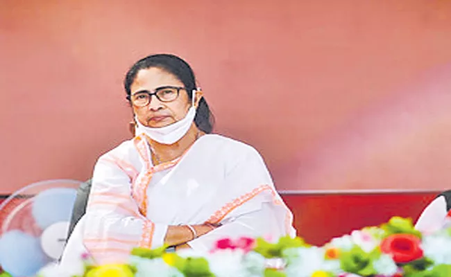 west bengal CM Mamata Banerjee jerks to plane - Sakshi