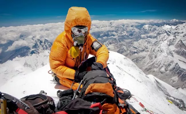 Nepali climber Ngimi Tenji Sherpa Dies Sitting Position - Sakshi