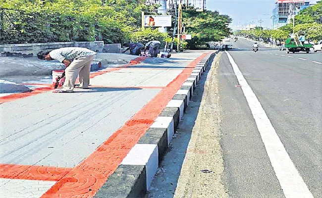 More Footpaths Not Avaliable At Hyderabad - Sakshi