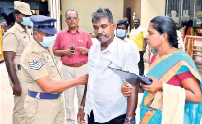 Tamil Nadu: Drunken Ex Army Jawan Drunk Vellore Collectorate - Sakshi