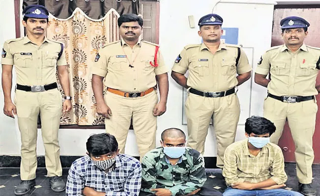 Police Arrested Cheaters Sell Fake Gold Kadapa - Sakshi