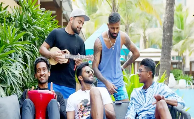 IPL 2022: GT Captain Hardik Pandya Teammates Singing Why This Kolaveri Di - Sakshi