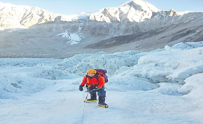 Telangana Mountaineer Anvitha Reddy Scales MT Everest - Sakshi