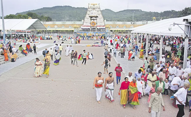 Devotees Rush At Tirumala TTD - Sakshi