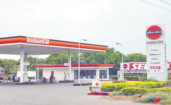 Petrol Pump Dealers Observe No Purchase Day In Telangana - Sakshi