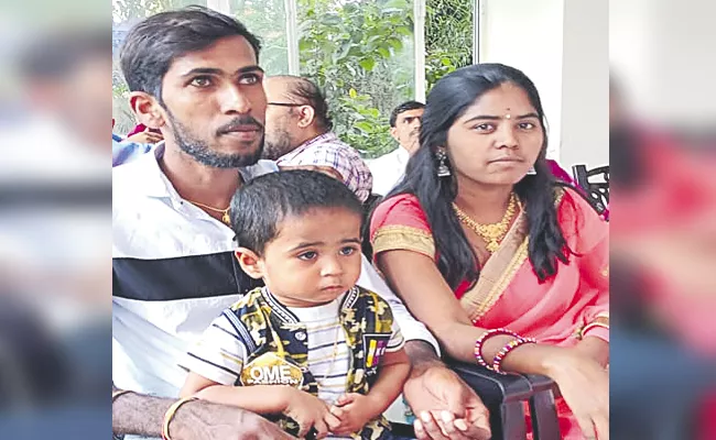 Woman Killed Husband Child Injured After Bus Hits Bike At Chanda nagar - Sakshi