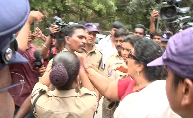 Congress Leader Renuka Chowdhury Grabs Cop Collar Case Filed - Sakshi