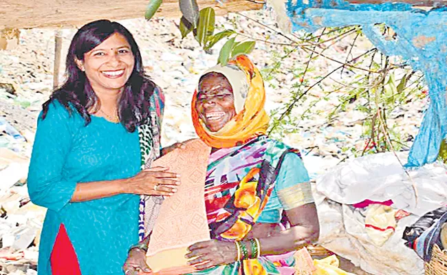 Freelance‌ Journalist Aarti Shyamal Joshi sarees distribution for poor womens - Sakshi