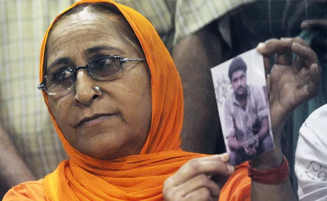 Martyr Sarabjit Singh Sister Dalbir Kaur Passed Away - Sakshi