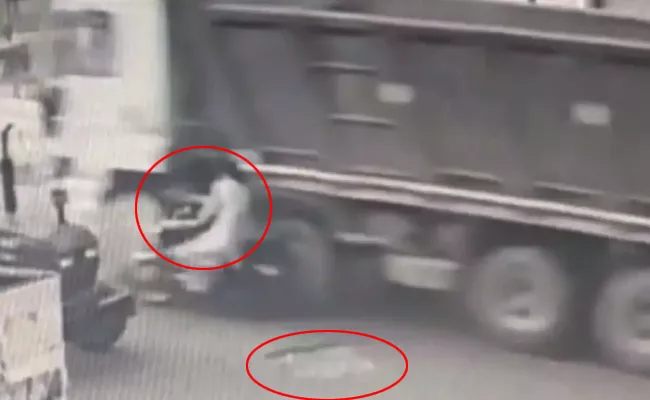 Tamil Nadu: Woman Dies Hit By Truck While Avoid Pothole - Sakshi
