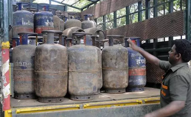 Lpg 19 Kg Commercial Cylinder Price Cut Today - Sakshi