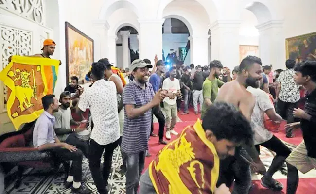 Sri Lankan Crisis protesters find millions of rupees from Gotabaya Rajapaksa house - Sakshi