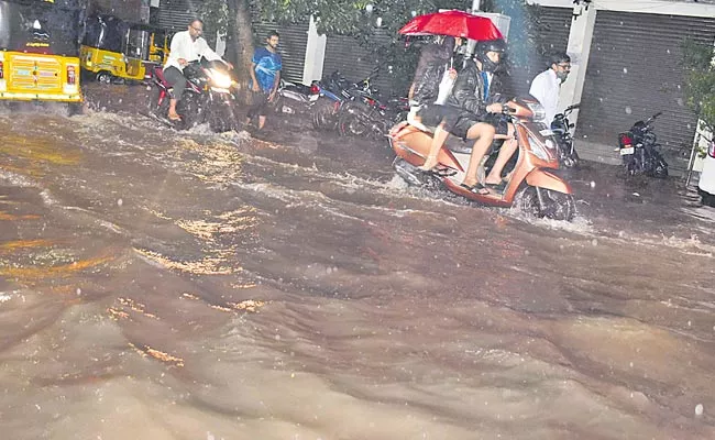 Hyderabad: Heavy Rain Lashes Twin Cities - Sakshi