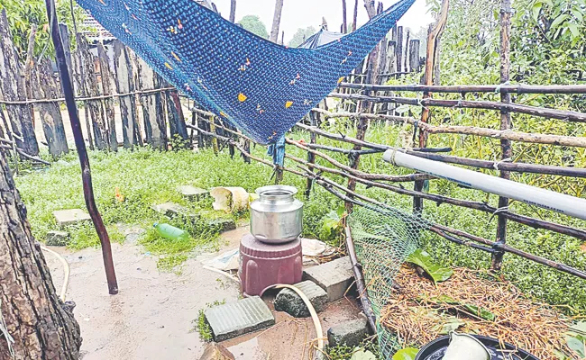 Telangana Rains Bhupalpally Mandal Uncontacted Palimela Mandal Rescued - Sakshi