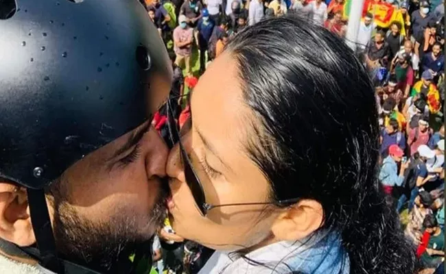 Sri Lanka Couple share kiss while protesting at PM Office - Sakshi