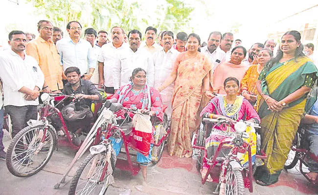 Kishan Reddy Wife is Kavya Reddy Distributes Electric Wheelchair For Disabled Persons - Sakshi