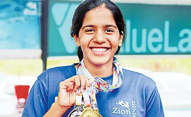 Vritti Agarwal clinches second gold in Junior National Aquatic Championships - Sakshi