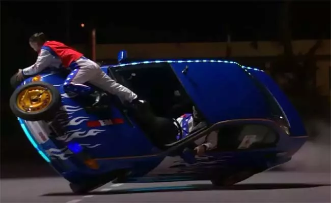 Viral Video: Italian Men Changing A Tyre On Moving Car Break Record - Sakshi