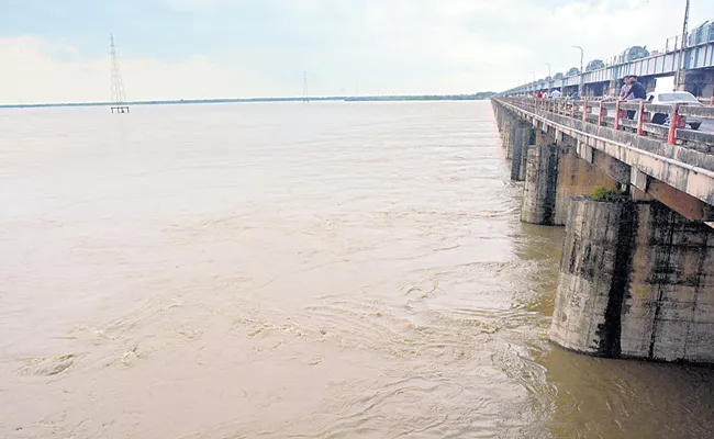 Flood in Godavari recedes Andhra Pradesh - Sakshi