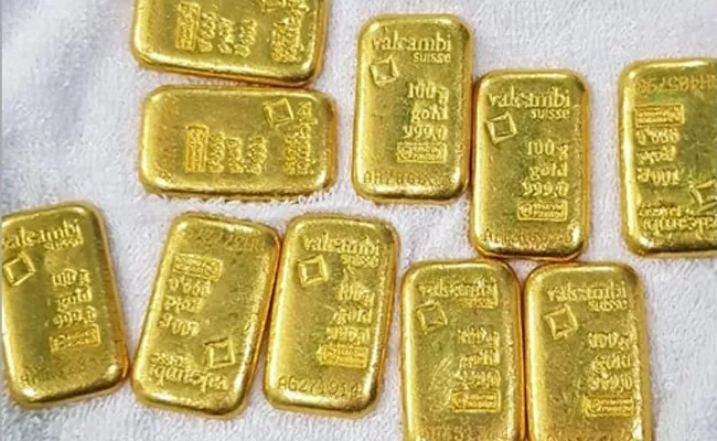 Police Busted Gold Biscuit Smuggling Gang Tamil Nadu - Sakshi