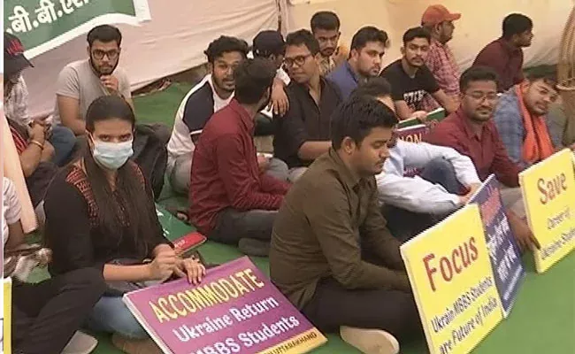 Ukraine Returned Students Hunger Strike in Delhi Ramlila Ground - Sakshi