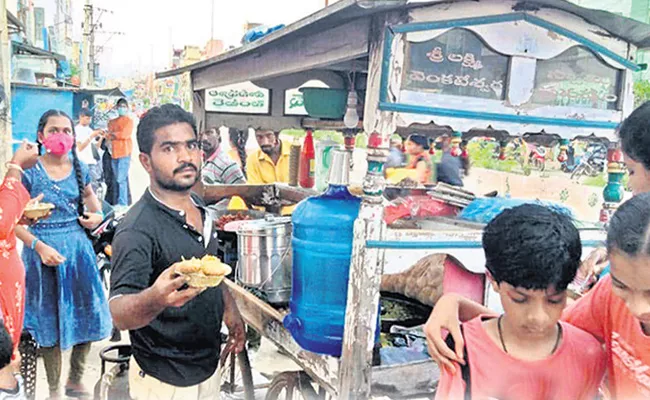 Nealry One Thousand Families Leading Life With Pani Puri Selling - Sakshi