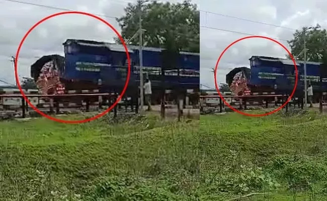 Train Rams Truck At Railway Crossing In Karnataka - Sakshi